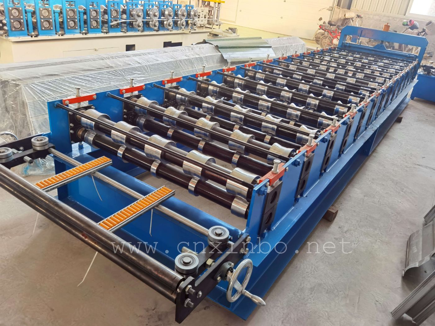 Roof wall panel roll forming machine