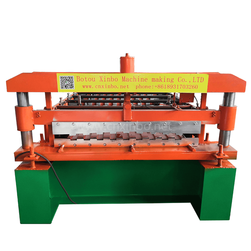 Rolling shutter door panel roll forming machine