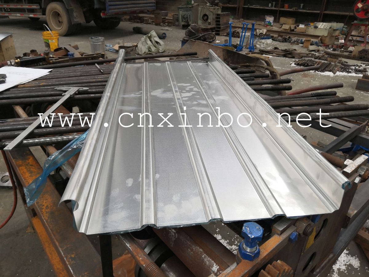 Standing beam roof panel roll forming machine