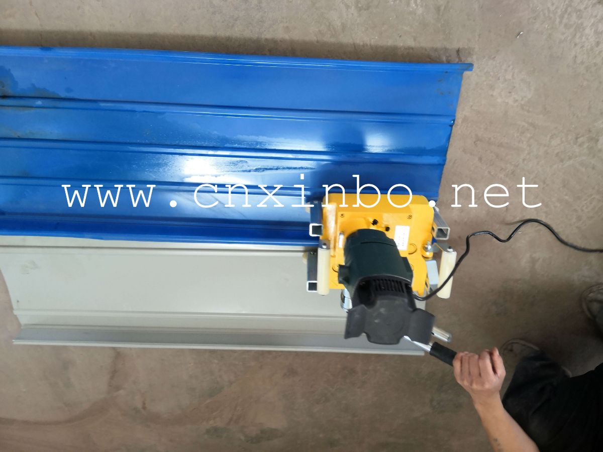 Standing beam roof panel roll forming machine