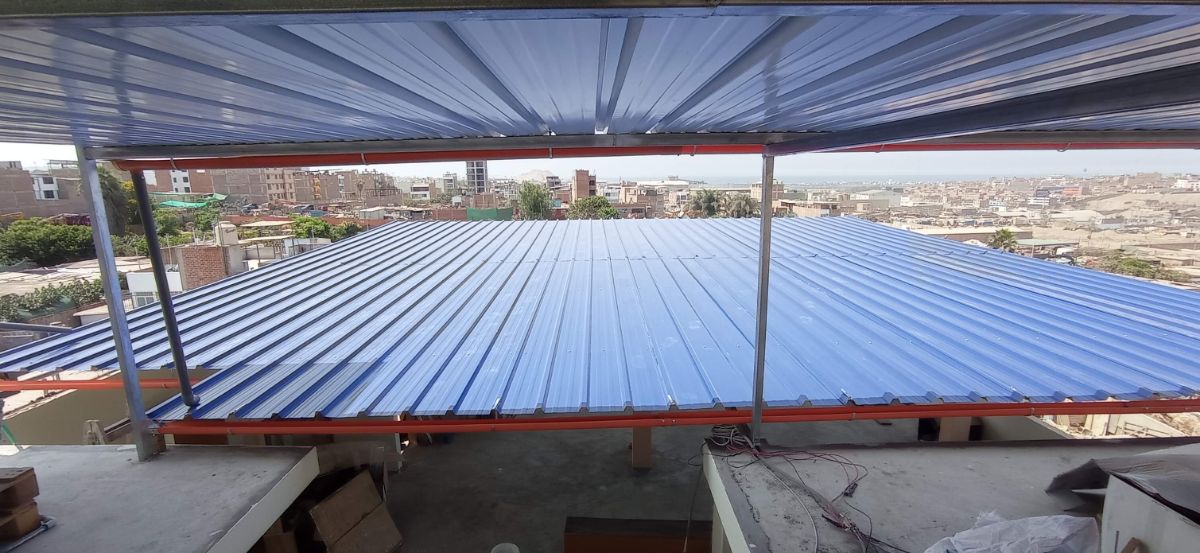 Trapezoidal roof panel roll forming machine