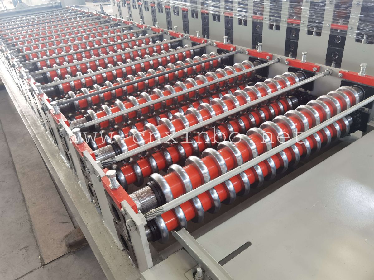 Corrugated metal roofing sheet rolling forming machine