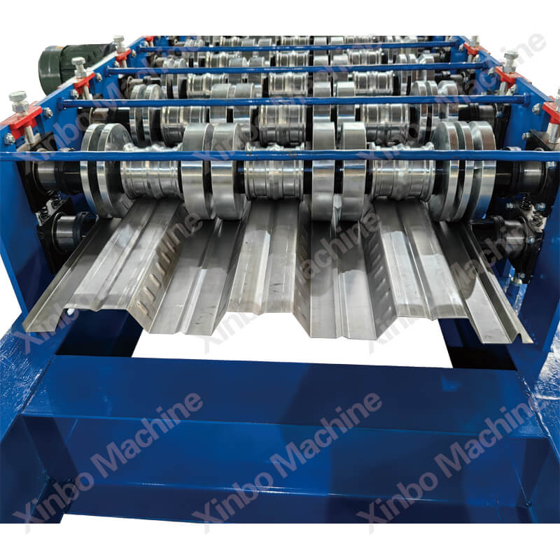 Decking floor roll forming machine