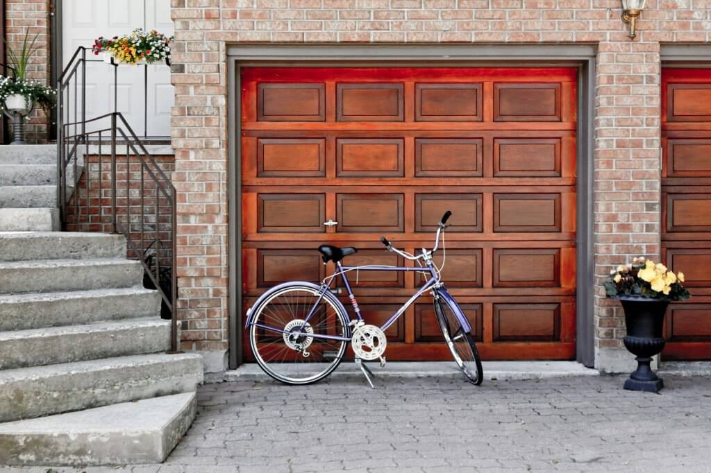 a photo of garage door 