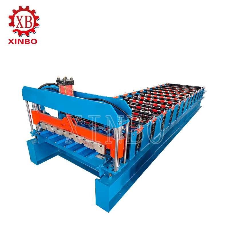 Roof sheet roll forming machine with forming rollers and cutting system